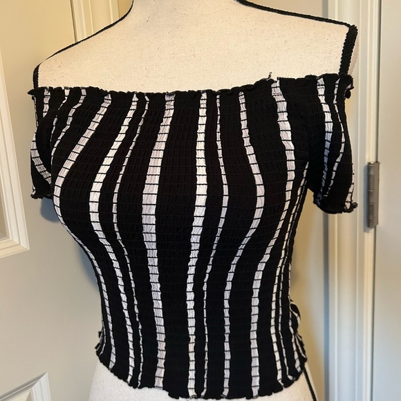 Kendall and Kylie black-and-white striped off the shoulder cropped short sleeve - Picture 2 of 4